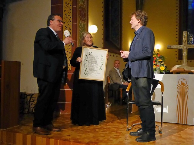 Hartmut Rosa (rechts) erhielt den Sexa...in Ruth Rau und Pfarrer Marco Rckert.  | Foto: Michael Strter
