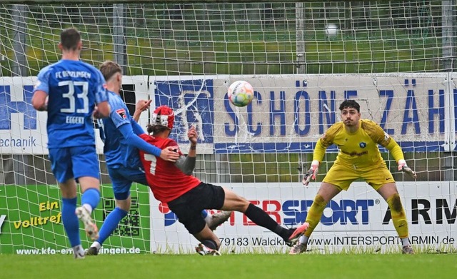 Dominik Salz (rotes Trikot) erzielt das 2:0 fr die SG Sonnenhof Groaspach.  | Foto: Achim Keller