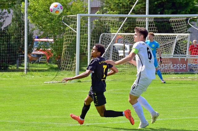 Zwei prgende Fuballer des Derbys zwi...en Teninger Innenverteidiger Tom Hodel  | Foto: Daniel Thoma