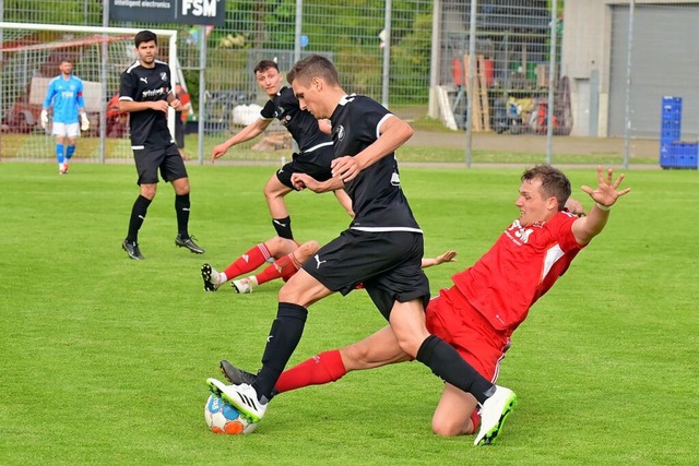 Der Stegener Levi Rler (rotes Trikot... den ersten Dreier des Kalenderjahres.  | Foto: Daniel Thoma