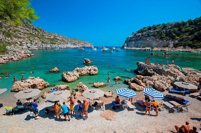 Sonne, Strand und blaues Meer auf Rhod...ischen beiden Lndern ist augenfllig.  | Foto: IMAGO/Ingo Schulz