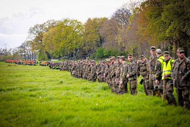 Soldaten der Bundeswehr und Einsatzkr...misst. Die Suche nach ihm geht weiter.  | Foto: Moritz Frankenberg (dpa)