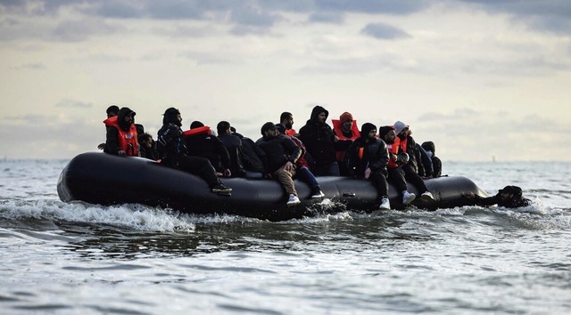 Migranten in einem Schlauchboot auf dem rmelkanal  | Foto: Sameer Al-Doumy (dpa)