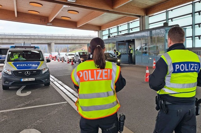 Seit Oktober kontrolliert die Bundespo...eder  am Autobahnzoll in Rheinfelden.   | Foto: Stefan Ammann