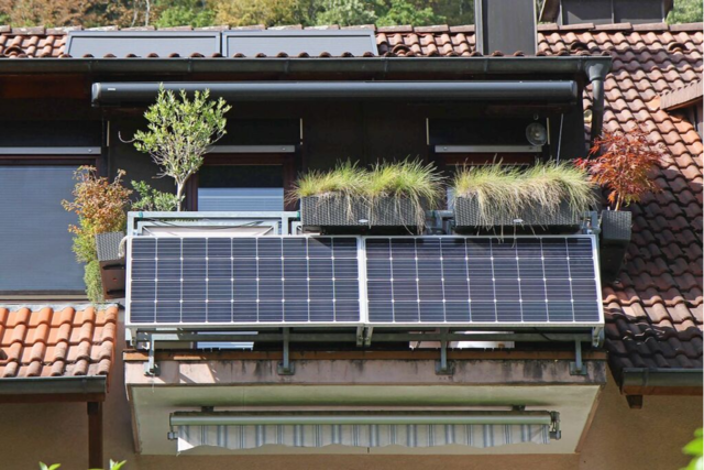 Beliebt sind sie - aber lohnen sich Solarkraftwerke am Balkon?