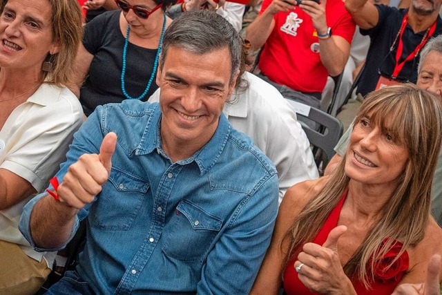 Der spanische Ministerprsident Pedro ...e Frau gab es eine Korruptionsanzeige.  | Foto: Emilio Morenatti (dpa)