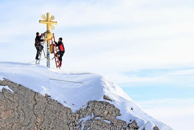 Reparatur in luftiger Hhe: Zugspitz-Gipfelkreuz wieder vollstndig