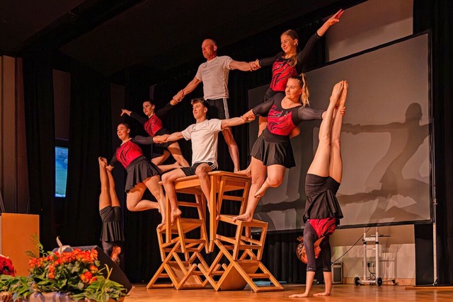 Die Gruppe Stuhl-Gang zeigte ihre Darbietung bei der Sportlerehrung.  | Foto: Hubert Gemmert