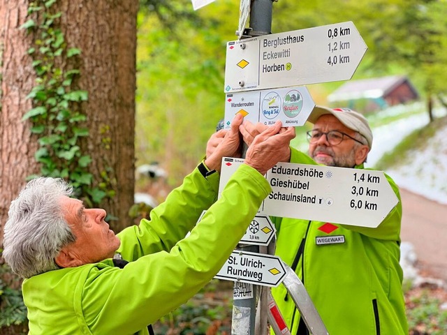 Die Wegewarte des Schwarzwaldvereins H...er fr die Jubilumsrouten angebracht.  | Foto: Silke Lohrengel
