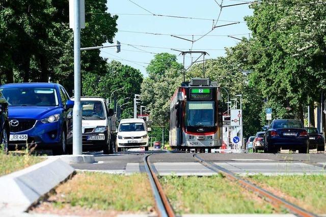 Auto prallt in Freiburg gegen Straenbahn – Linie 2 kurzzeitig unterbrochen