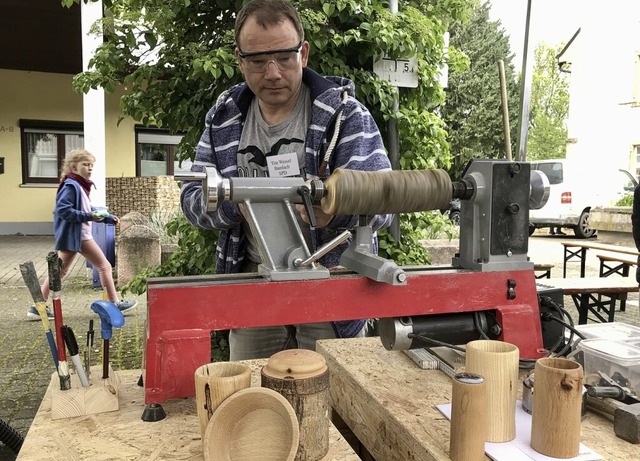 Gemeinderat Tim Wessel drechselte auf ...r einen neuen Bolzplatz in Bellingen.  | Foto: Jutta Schtz