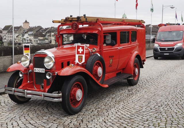 Die Schweizer Gste zur Einweihung des... dem historischen Fahrzeug aus Mhlin.  | Foto: Boris Burkhardt
