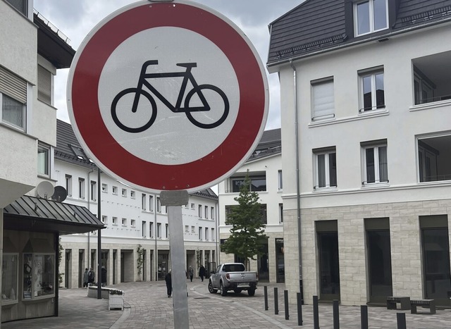 Da stand das Schild noch:  Radfahren i... Teil der Basler Strae jetzt erlaubt.  | Foto: Susanne Ehmann