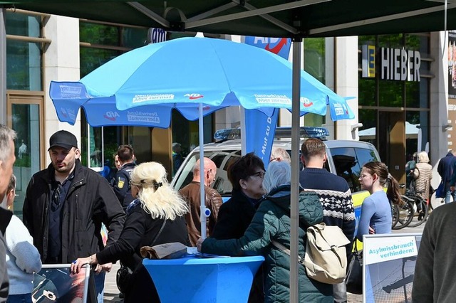 Der Wahlkampfstand der AfD auf dem Lrracher Bahnhofsplatz am Samstag.  | Foto: Barbara Ruda