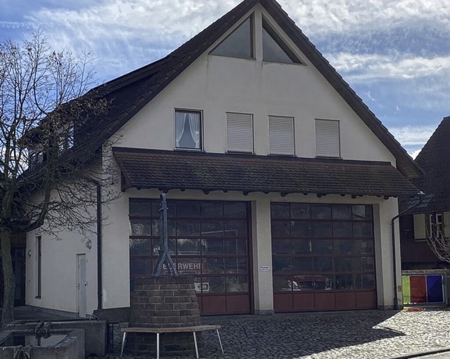 Auch das Feuerwehrgertehaus wird begutachtet.  | Foto: Andrea-Maria Habeck