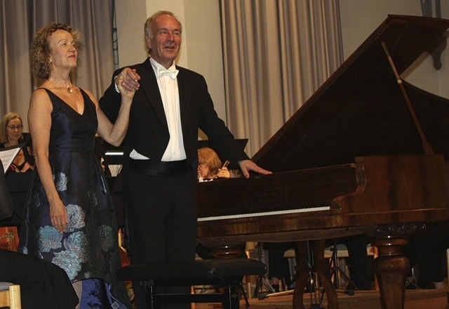 Applaus fr die Pianistin Franziska Stadler und Dirigent Michael Hartenberg  | Foto: Hildegard Karig