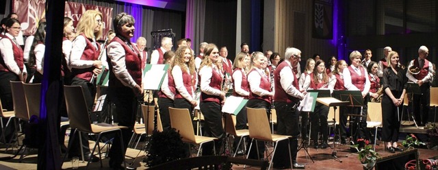 Die Musikerinnen und Musiker des Mundi... Applaus der vielen Konzertbesucher .   | Foto: Enya Steinbrecher