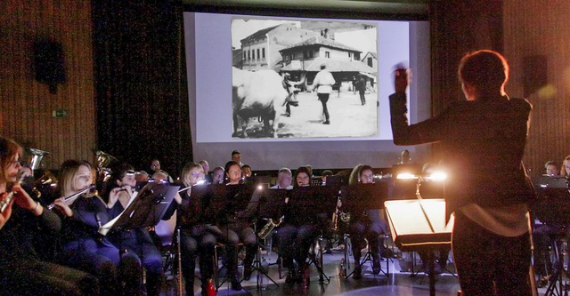 Der Musikverein Forchheim begeisterte ...tummfilmbegleitung beim Konzertabend.   | Foto: Christiane Franz