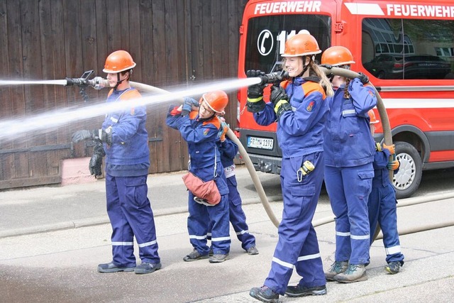 Die fleiigen Feuerwehrkinder am Werk  | Foto: Ingrid Mann