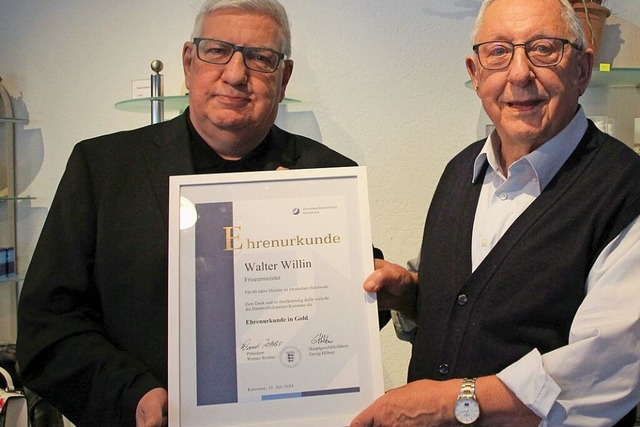 Walter Willin (rechts) erhlt von Thomas Kaiser den Diamantenen Meisterbrief.  | Foto: Yvoone Wrth