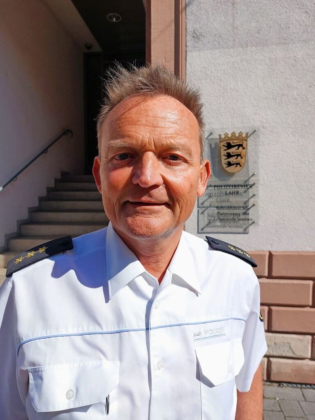Ingolf Grunwald vor dem Lahrer Polizeirevier  | Foto: Uwe Schwerer