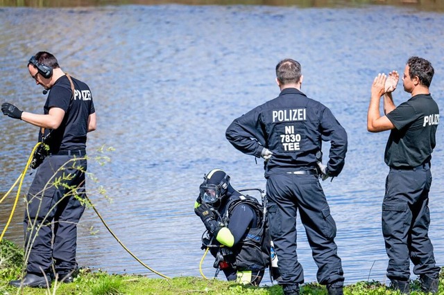 Ein Taucher steigt in die Oste. Der se...e bis zum Montagabend weiter vermisst.  | Foto: Sina Schuldt (dpa)