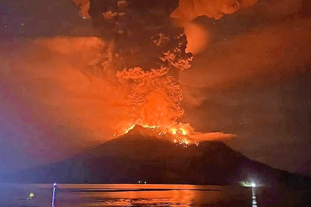 Der seit Wochen aktive Vulkan Ruang in Indonesien kommt nicht zur Ruhe.  | Foto: Uncredited (dpa)