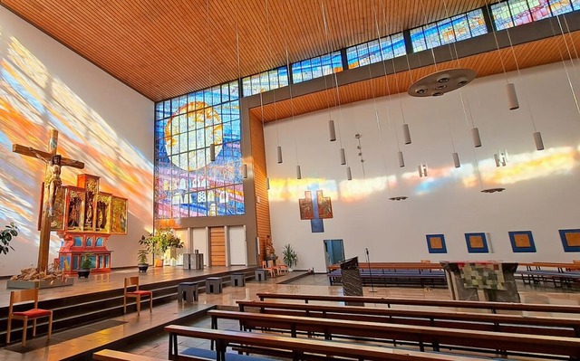 Der Altar der Mauritiuskirche wird von Kirchenbnken umrahmt.  | Foto: Silvia Schillinger-Teschner