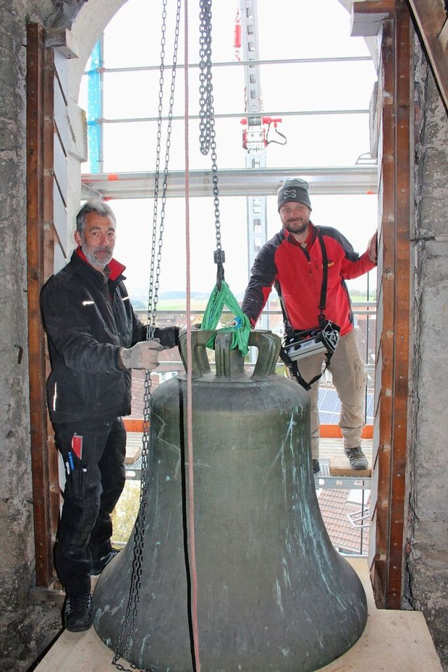 Die 1350 Kilogramm schwere Glocke &#82...ei Fehrenbach transportfertig gemacht.  | Foto: Christa Maier