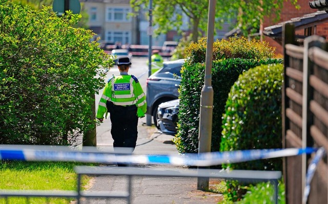 Im Nordosten von London soll ein Mann ...hwert mehrere Menschen verletzt haben.  | Foto: Jordan Pettitt (dpa)