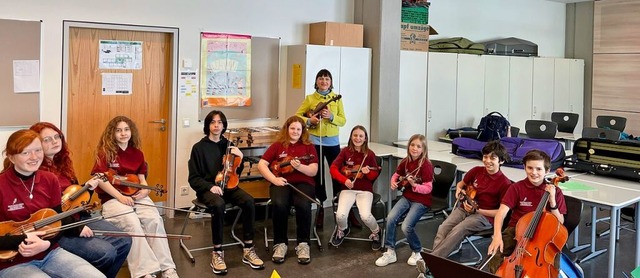 Kinder des Vororchesters zusammen mit ihrer Lehrerin Alexandra Stumpf.  | Foto: Lina Boegel