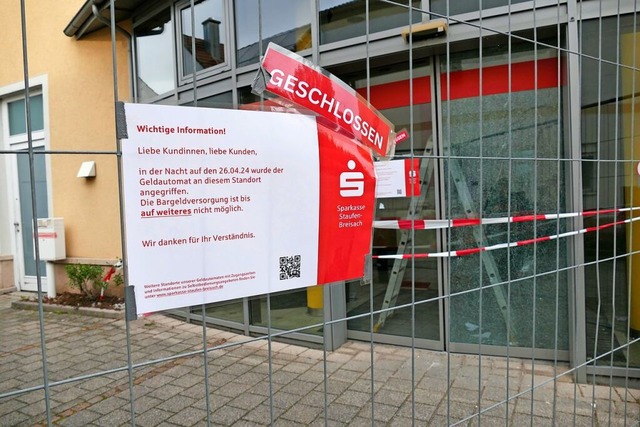 Die Sparkasse in Hartheim nach der Sprengung des Geldautomaten  | Foto: Andrea Drescher