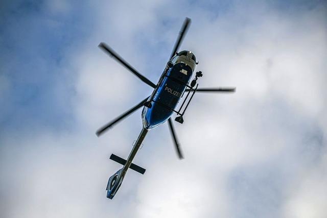 Nach Unfallflucht: Polizei sucht Fahrer mit Hubschrauber und Hunden