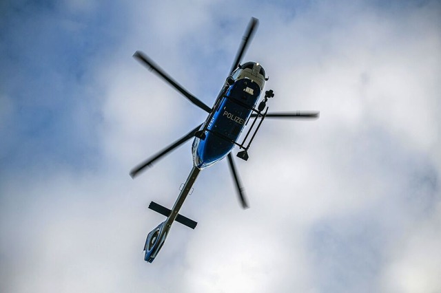 Auch aus der Luft sucht die Polizei na...uf der A5 geflchtet ist (Symbolbild).  | Foto: Jason Tschepljakow (dpa)