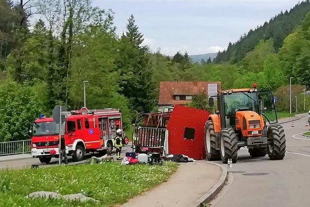 Schwerer Unfall von Maiwagen in Kandern: Anhnger kippt um – 30 Verletzte