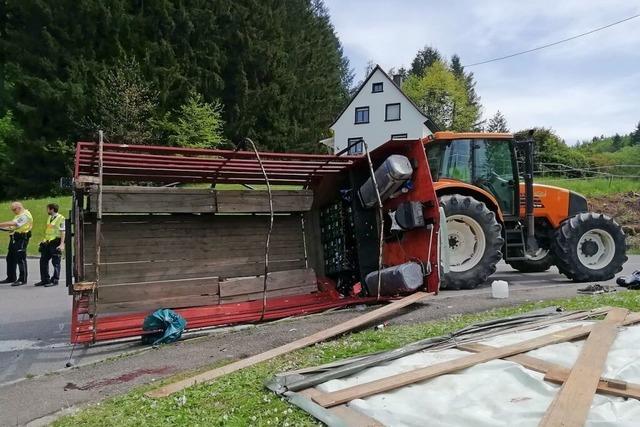 Schwerer Unfall von Maiwagen in Kandern: Anhnger kippt um – 29 Verletzte