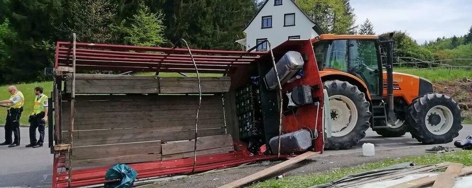 Schwerer Unfall von Maiwagen in Kandern: Anhnger kippt um – 30 Verletzte