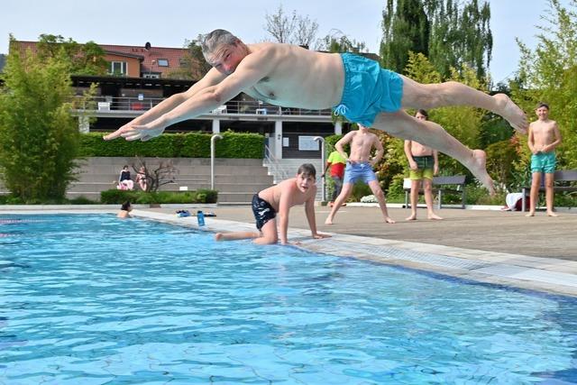 Freiburger Strandbad startet bei perfektem Wetter in die neue Saison