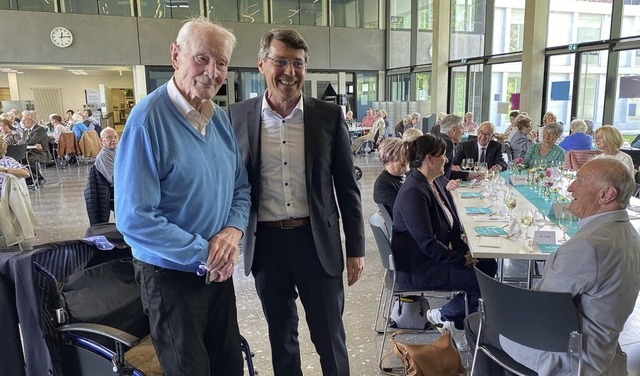 Der lteste Teilnehmer Ferdinand Bellin (100) mit Brgermeister Bruno Metz.  | Foto: Bertold Obergfll