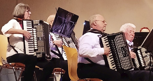 Spannendes und temperamentvolles Musizieren boten die Akkordeonisten.  | Foto: Johannes Bhm