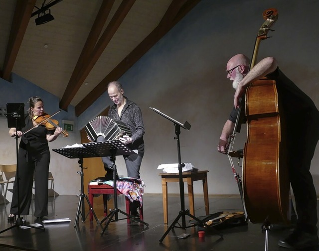 Der Bandoneonist Marcelo Nisinman (Mit...id Holzkamp in der Holzener Dorfmitte   | Foto: Ulrich Senf