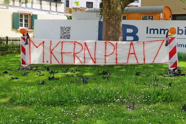 Unbekannte haben ein Banner  mit dem T...liegen auffllig viele Hundekotbeutel.  | Foto: Andrea Steinhart