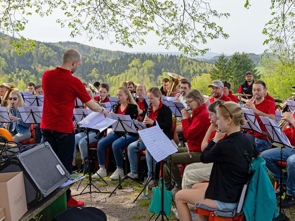 Die Trachtenkapelle St. Ulrich unterhlt die Eingekehrten am Berglusthaus.