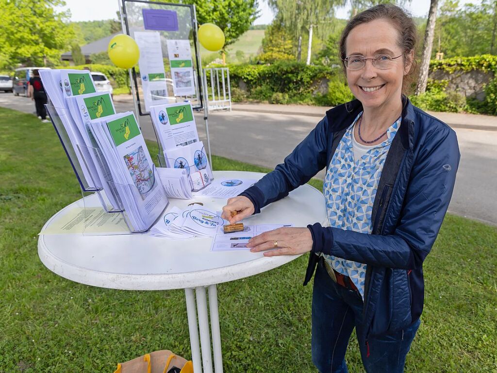 Silke Lohrengel vom Orgateam stempelt eine Wanderkarte.