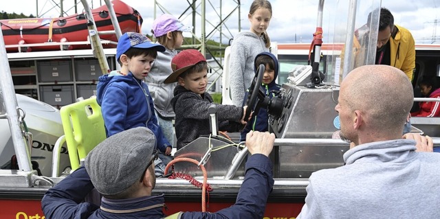 Die Sicherheitsorganisationen brachten...gsboot der Feuerwehr Waldshut-Tiengen.  | Foto: Alfred Scheuble