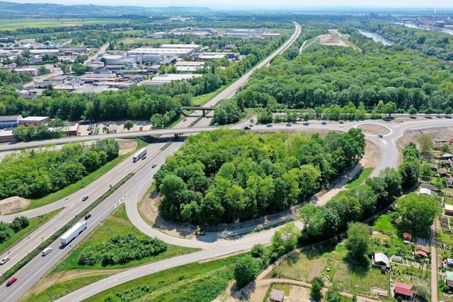 ber die A5 (hier die Anschlussstelle ...m gefesselten Mann in die Niederlande.  | Foto: Matthias Weniger