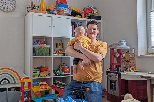 Der Murger Tagesvater Dominic Fetscher mit seinem Sohn Milo  | Foto: Julia Becker