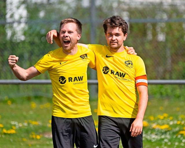 Andreas Beha (rechts) legte den Treffe...ruck vor und  Patrick Koch lochte ein.  | Foto: Wolfgang Scheu