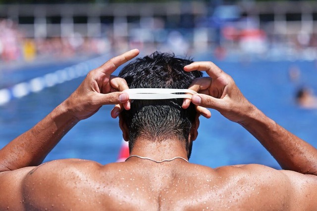 Das Schwimmbrillen-Modell, das die Sie...ist nicht die beste Wahl frs Freibad.  | Foto: David Young (dpa)