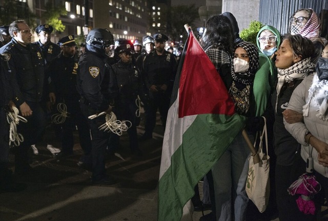 Demonstranten in der Nhe des Haupteingangs der Columbia University in New York   | Foto: Craig Ruttle (dpa)